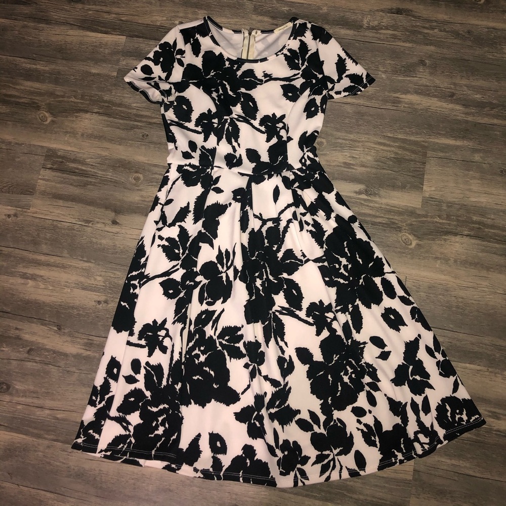 gorgeous black & white dress 🤍🖤
